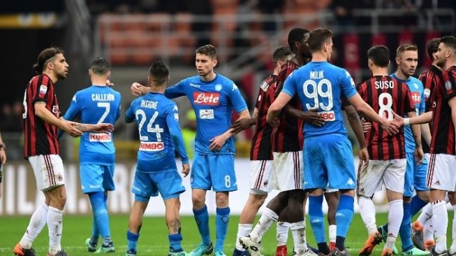 Para pemain AC Milan dan Napoli berjabat tangan setelah kedua tim bermain imbang tanpa gol di San Siro. MIGUEL MEDINA / AFP