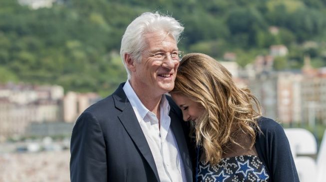 Richard Gere dan Alejandra Silva, di San Sebastian, 24 September 2016 (Eli Gorostegi/AFP)