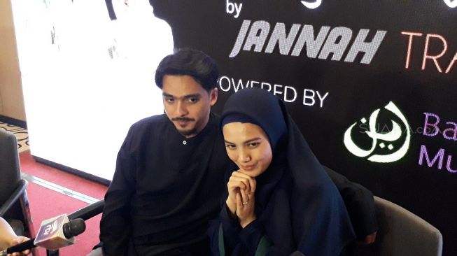 Ricky Harun dan Herfiza Novianti di kawasan TB. Simatupang, Jakarta Selatan, Minggu (15/4/2/2018) [suara.com/ismail)