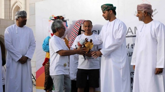 Duta Besar Republik Indonesia untuk Kesultanan Oman, Musthofa Taufik Abdul Latif memberi kenang-kenangan kepada Menteri Urusan Olahraga Oman Sheikh Saad bin Mohammed Al Mardhoof Al Saadi, Minggu (15/4/2018). [Dok. INASGOC]