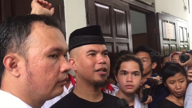 Lagi Sidang, Ahmad Dhani Pose Nyeleneh di Depan Hakim