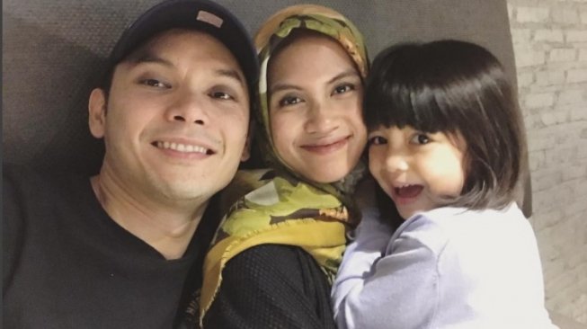 Ben Kasyafani bersama istri, Nesyana Ayu Nabila dan putrinya, Sienna. (Instagram)