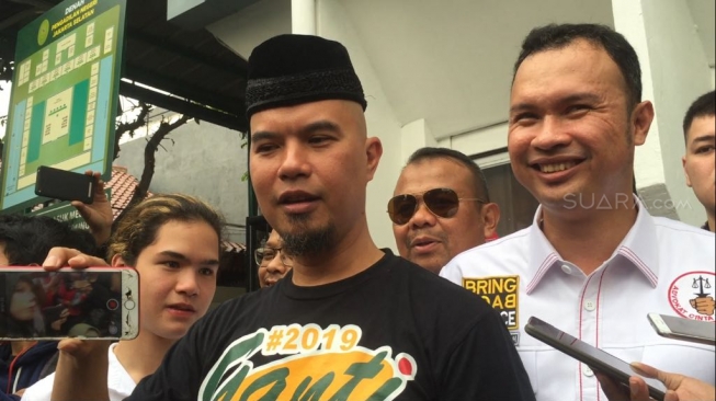 Ahmad Dhani didampingi putra bungsunya Dul Jaelani, saat menjalani sidang dalam kasus ujaran kebencian di PN Jakarta Selatan, Senin (16/4/2018). (Sumarni/Suara.com).