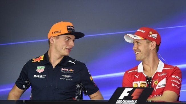 Max Verstappen (Red Bull Racing) dan Sebastian Vettel (Ferrari). [AFP/Roslan Rahman]