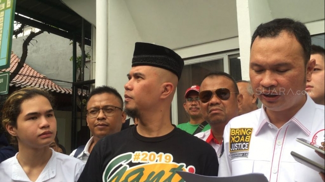 Dul Jaelani menemani ayahnya, Ahmad Dhani saat menjalani sidang kasus ujaran kebencian di Pengadilan Negeri Jakarta Selatan. (Sumarni/Suara.com)