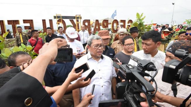 Gubernur Jabar, Ahmad Heryawan (Aher), dalam Geopark Ciletuh-Palabuhanratu Fun Day Towards Unesco Global Geopark, di Pantai Palangpang, Kabupaten Sukabumi, Minggu (15/4/18). (Sumber: Istimewa)