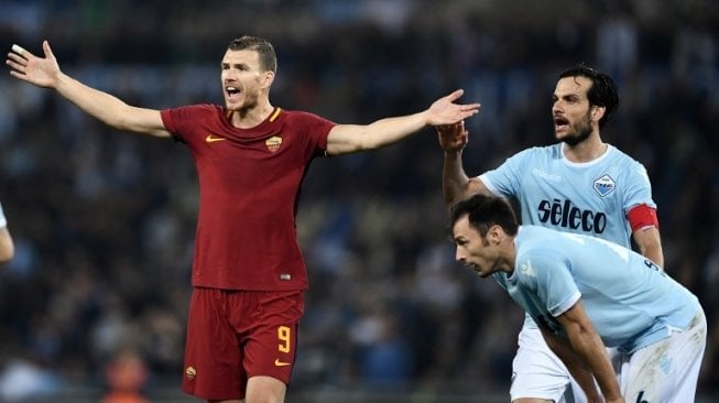 Bomber AS Roma, Edin Dzeko mempertanyakan keputusan wasit di Derby Roma kontra Lazio (AFP/FILIPPO MONTEFORTE)