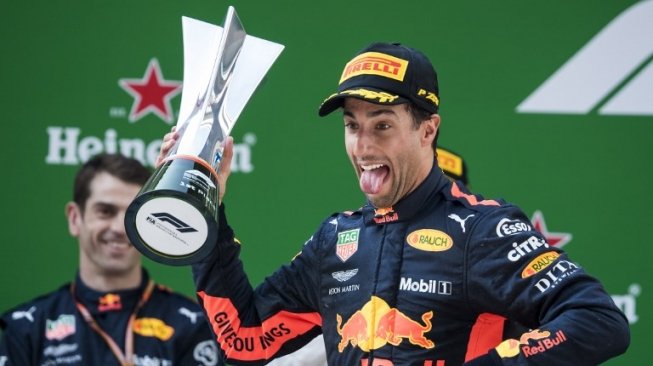 Pebalap Red Bull Racing, Daniel Ricciardo, merayakan keberhasilannya meraih podium utama di F1 GP Cina, Minggu (15/4/2018). [AFP/Johannes Eisele]