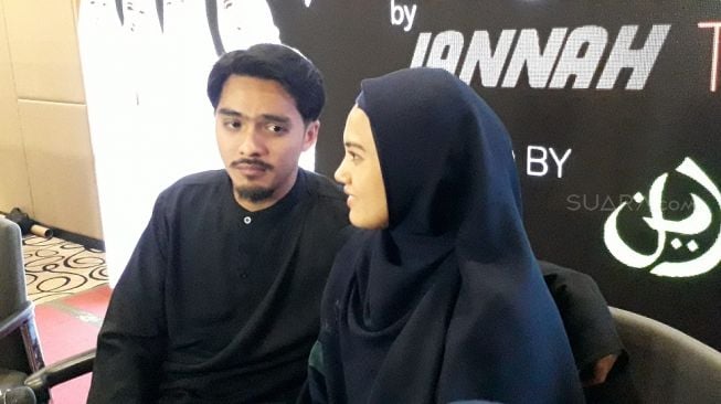 Ricky Harun dan Herfiza Novianti di kawasan TB. Simatupang, Jakarta Selatan, Minggu (15/4/2/2018) [suara.com/ismail)