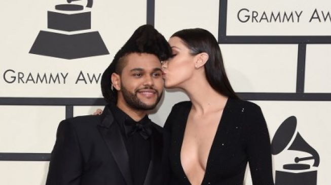 The Weeknd dan Bella Hadid Kepergok Ciuman di Coachella