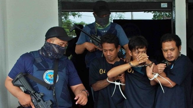 Petugas terpaksa menembak mati seorang tersangka lainnya