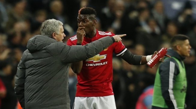 Manajer Manchester United Jose Mourinho (kiri) berdebat dengan Paul Pogba dalam sebuah laga (AFP/IAN KINGTON)