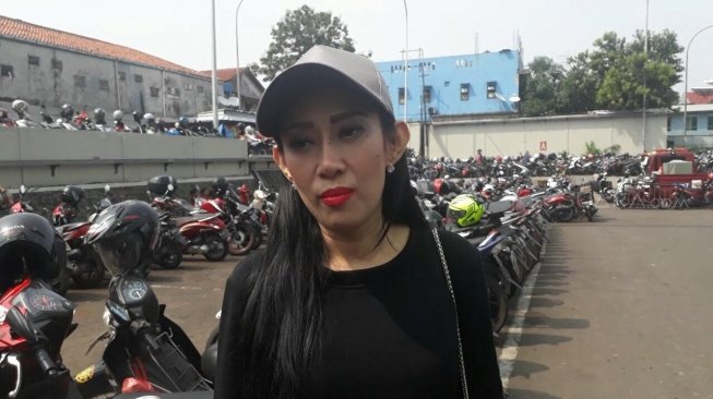 Dewi Sanca di Mampang, Jakarta Selatan, Selasa (17/4/2018) [suara.com/wahyu tri laksono].