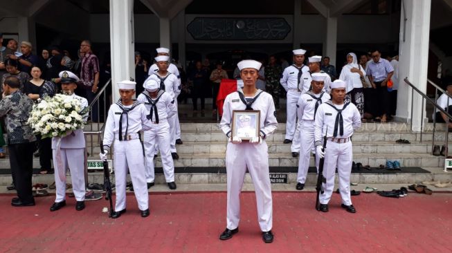 Pemakaman aktor Amoroso Katamsi di kawasan Pondok Labu, Jakarta Selatan, Selasa (17/4/2018) [suara.com/ismail].