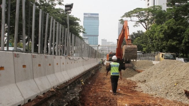 Penataan jalan dan trotoar di Jalan Sudirman, Jakarta, Selasa(17/4). 