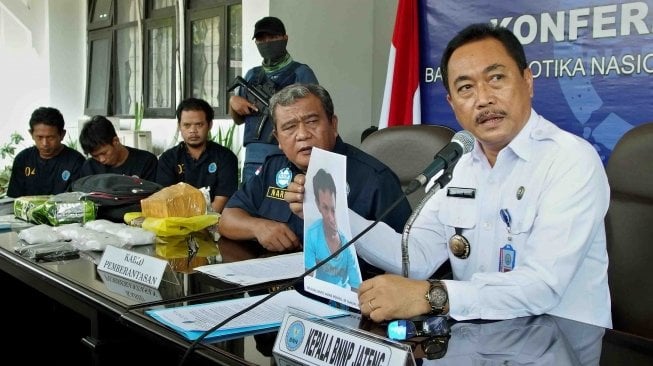 Kepala Badan Narkotika Nasional Provinsi (BNNP) Jateng Brigjen Pol Tri Agus Heru (kanan) didampingi Kabid Pemberantasan AKBP Suprinarto (kedua kanan) menjelaskan tentang kronologi pengungkapan kasus peredaran narkotika jenis sabu seberat 3,2 kg, saat rilis perkara tersebut di Semarang, Jawa Tengah, Selasa (17/4). 