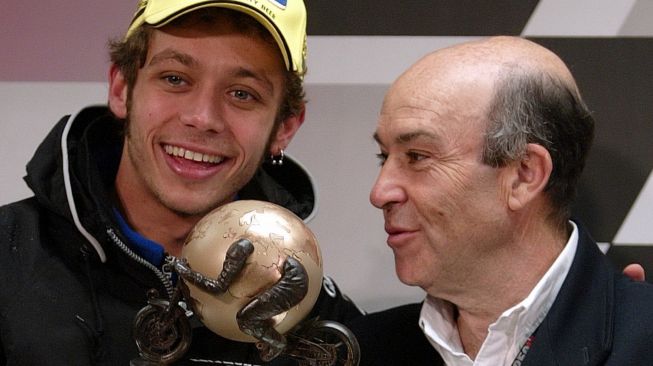 Juara dunia sembilan kali, Valentino Rossi, bersama bos MotoGP, Carmelo Ezpeleta. [AFP/Lluis Gene]