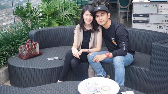 Indra Sinaga alias Naga Lyla bersama istrinya Feby Rizky. (Instagram)