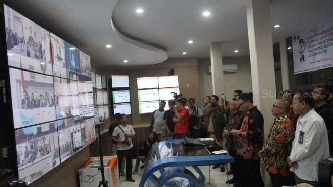 Komisi Pemilihan Umum (KPU) menggelar video conference untuk memantau persiapan pencocokan dan penelitian (coklit) data pemilih Pemilu 2019, di ruang operasi lantai 2 gedung KPU RI, Jakarta, Selasa (17/4).