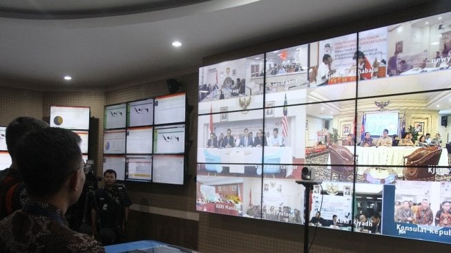 Komisi Pemilihan Umum (KPU) menggelar video conference untuk memantau persiapan pencocokan dan penelitian (coklit) data pemilih Pemilu 2019, di ruang operasi lantai 2 gedung KPU RI, Jakarta, Selasa (17/4).