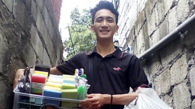 Melvin Chua, jadi sarjana berkat jualan spons cuci piring. (Melvin Chua/Facebook)