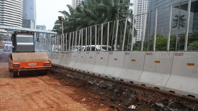 Penataan jalan dan trotoar di Jalan Sudirman, Jakarta, Selasa(17/4). 