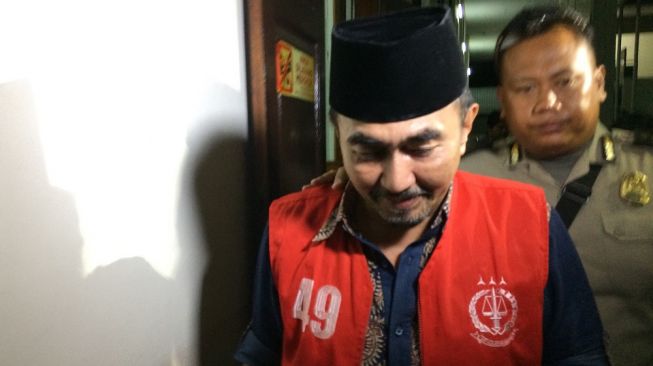 Aktor Gatot Brajamusti menghadiri sidang di pengadilan Jakarta Selatan, Selasa (17/4). [Suara.com/Wahyu Tri Laksono]