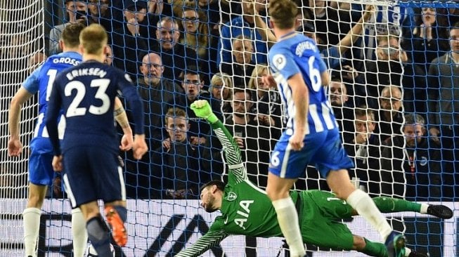 Gelandang serang Brighton, Pascal Gross menaklukkan kiper Tottenham Hotspur Hugo Lloris (AFP/Glyn KIRK)