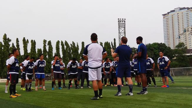 Dua pelatih akademi Tottenham Hotspur, Anton Blackwood dan Danny Mitchell memberikan pelatihan kepada sejumlah guru sekolah dasar di Lapangan Simprug Pertamina, Jakarta Barat, Rabu (18/4/2018) [Suara.com/Arief Apriadi]