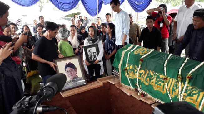 Anak di Pusara Deddy Sutomo: "Selamat Jalan Jenderal!"