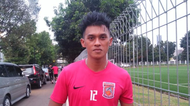 Pemain Borneo FC Lerby Eliandry ditemui di Lapangan ABC Senayan [Suara.com/Adie Prasetyo]
