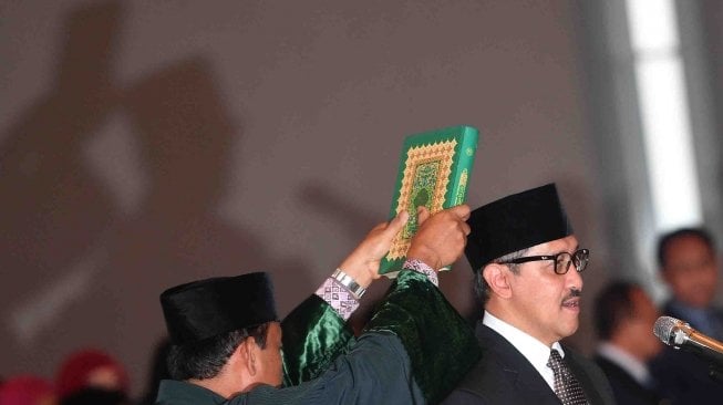 Menggantikan Perry Warjiyo yang habis masa jabatannya.