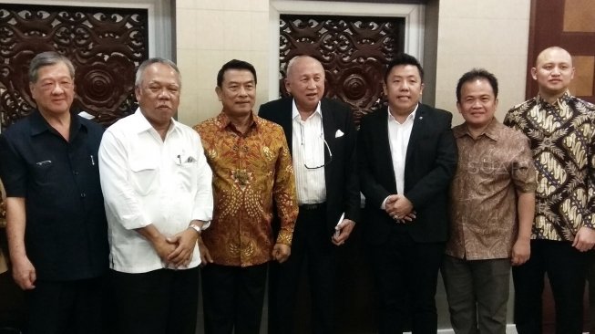 Manajer Sirkuit Internasional Sentul Ananda Mikola (kanan) usai menggelar pertemuan Indonesia MotoGP 2020 di Gedung Bina Graha Kantor Staf Kepresidenan, Jakarta, Rabu (18/4/2018). [Suara.com/Arief Apriadi]