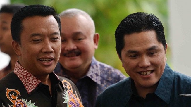 Menpora Imam Nahrawi (kiri), Ketua INASGOC Erick Thohir (kanan) dan Gubernur Sumatra Selatan Alex Noerdin menjawab pertanyaan wartawan seusai mengikuti rapat kerja persiapan Asian Games XVIII di Istana Bogor, Jawa Barat, Rabu (18/4). 