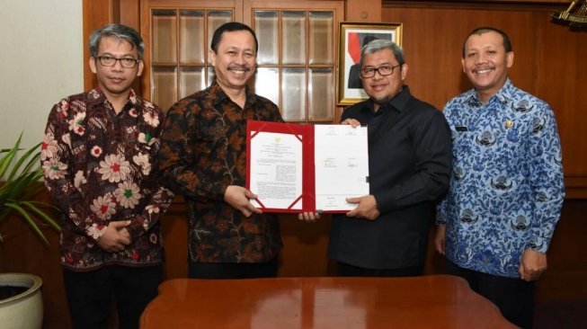 Pemprov Jabar - Komnas HAM menandatangani kesepakatan bersama di Gedung Sate, Bandung,  Jabar, Selasa (17/4/2018). (Sumber: Istimewa)