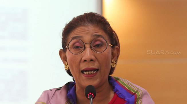 Menteri KKP Susi Pudjiastuti bersama satgas 115 memberikan keterangan pers tentang tindak lanjut penangkapan kapal STS-50 buronan Interpol di Gedung Kementerian Kelautan dan Perikanan, Jakarta, Rabu (18/4).