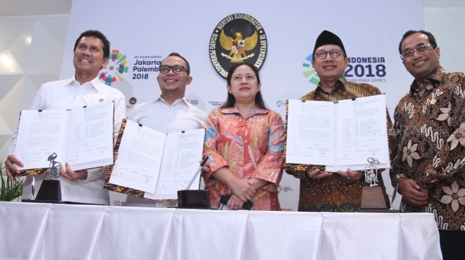 Menteri Agama (Mendag) Lukman Hakim Saifuddin, Menteri Ketenagakerjaan (Menaker) Hanif Dhakiri dan Menteri Pendayagunaan Aparatur Negara dan Reformasi Birokrasi (MenpanRB) Asman Abnur, disaksikan Menteri Koordinator Pembangunan Manusia dan Kebudayaan (Menko PMK) Puan Maharani dan Menteri Perhubungan (Menhub) Budi Karya Sumadi, menandatangani Surat Keputusan Bersama (SKB) tiga Menteri di kantor Kemenko PMK terkait penambahan hari cuti bersama untuk perayaan Hari Raya Idul Fitri 1439 H, Jakarta, Rabu (18/4). 