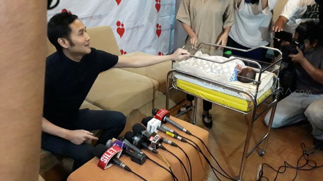 Aldi Bragi memberikan keterangan pers terkait persalinan ketiga istrinya, Ririn Dwi Ariyanti. Aldi dan Ririn dikaruniai anak laki-laki. (Ismail/Suara.com)