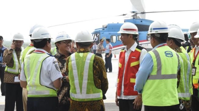 Gubernur Jawa Barat, Ahmad Heryawan (Aher), mendampingi Presiden Joko Widodo (Jokowi) meninjau Bandara Internasional Jabar (BIJB), di Kecamatan Kertajati, Kabupaten Majalengka. (Sumber: Istimewa)