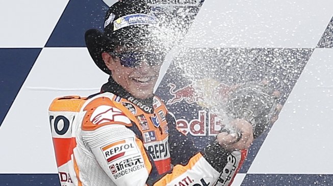 Pebalap Repsol Honda, Marc Marquez, merayakan keberhasilannya menjuarai MotoGP AS tahun 2016. [AFP/Thomas B. Shea]