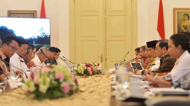 Presiden Joko Widodo (ketiga kanan) memimpin rapat kerja persiapan Asian Games XVIII di Istana Bogor, Jawa Barat, Rabu (18/4).