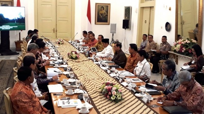 Presiden Joko Widodo memimpin rapat terbatas membahas perkembangan persiapan Asian Games 2018 di Istana Kepresidenan Bogor, Jawa Barat, Rabu (18/4/2018). [Suara.com/Dwi Bowo Raharjo]