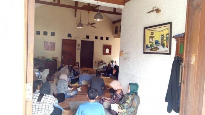 Suasana rumah duka almarhum Deddy Sutomo di Flamboyan Cantik, Rempoa, Ciputat Timur, Rabu (18/4.2018) [suara.com/wahyu tri laksono].