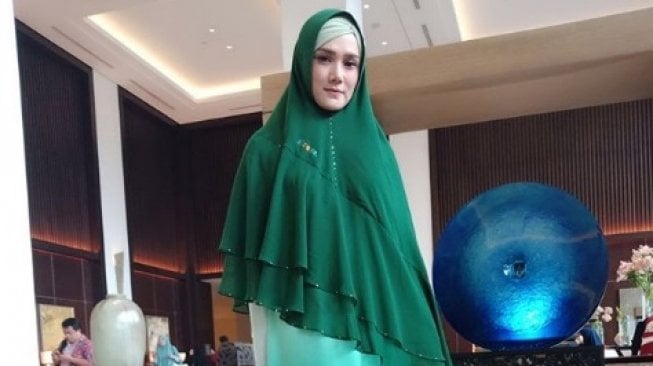 Mulan Jameela Lelang Baju Seksi, Warganet: Nggak Pantas...