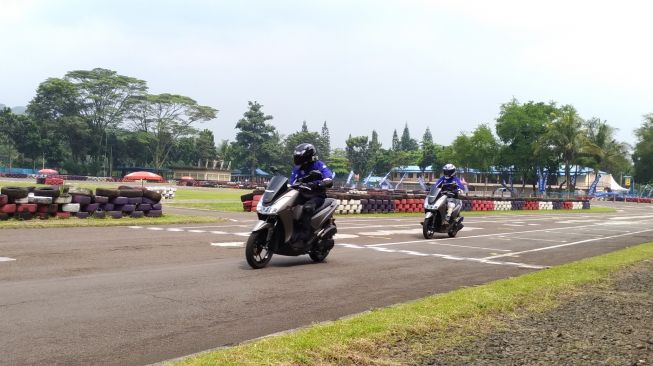 Test ride Yamaha Lexi di Sentul Bogor, Selasa (17/4/2018). [Suara.com/Manuel Jeghesta]