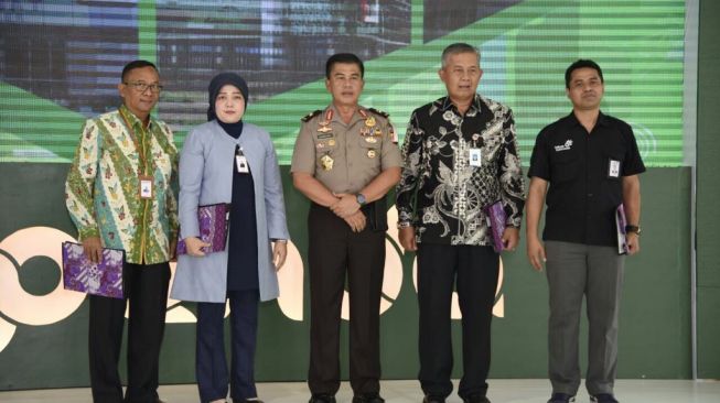 Gubernur Jawa Barat, Ahmad Heryawan (Aher), meresmikan empat kantor baru Pusat Pengelolaan Pendapatan Daerah/ Samsat dan empat layanan Samsat Jabar, di Kabupaten Cirebon, Rabu (18/4/2018). (Sumber: Istimewa)