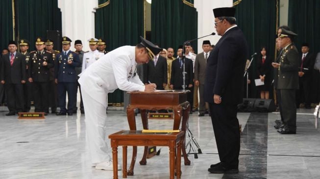 Aher Lantik Dedi Taufikurohman Jadi Pj Wali Kota Cirebon