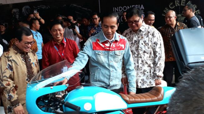 Presiden Jokowi menaiki motor Chopperland milik putranya Gibran yang ikut dipamerkan di IIMS 2018, Jakarta, Kamis (19/4/2018). [Suara.com/Dwi Bowo Raharjo]