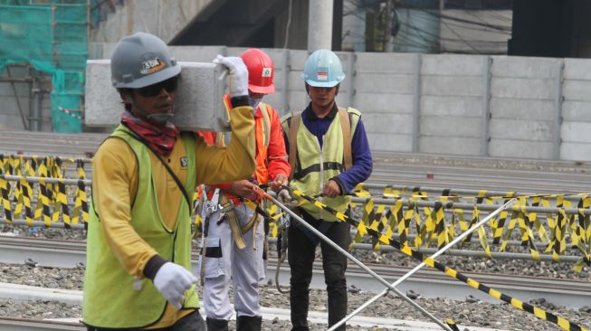 Pembangunan infrastruktur Mass Rapid Transit (MRT) Jakarta dan Depo MRT Lebak Bulus memasuki tahap akhir, Jakarta, Kamis (18/4). 