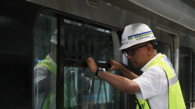 Direktur Utama PT MRT Jakarta William P Sabandar memeriksa rangkaian kereta di Depo MRT Lebak Bulus, Jakarta, Kamis (19/4).